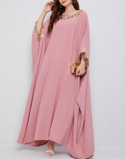 ベリーダンス衣装の上に羽織れるピンクのガラベーヤアバヤで、スパンコール装飾が控えめに輝き、レッスン着の上からでもやさしく全身を包む上品なシルエット。