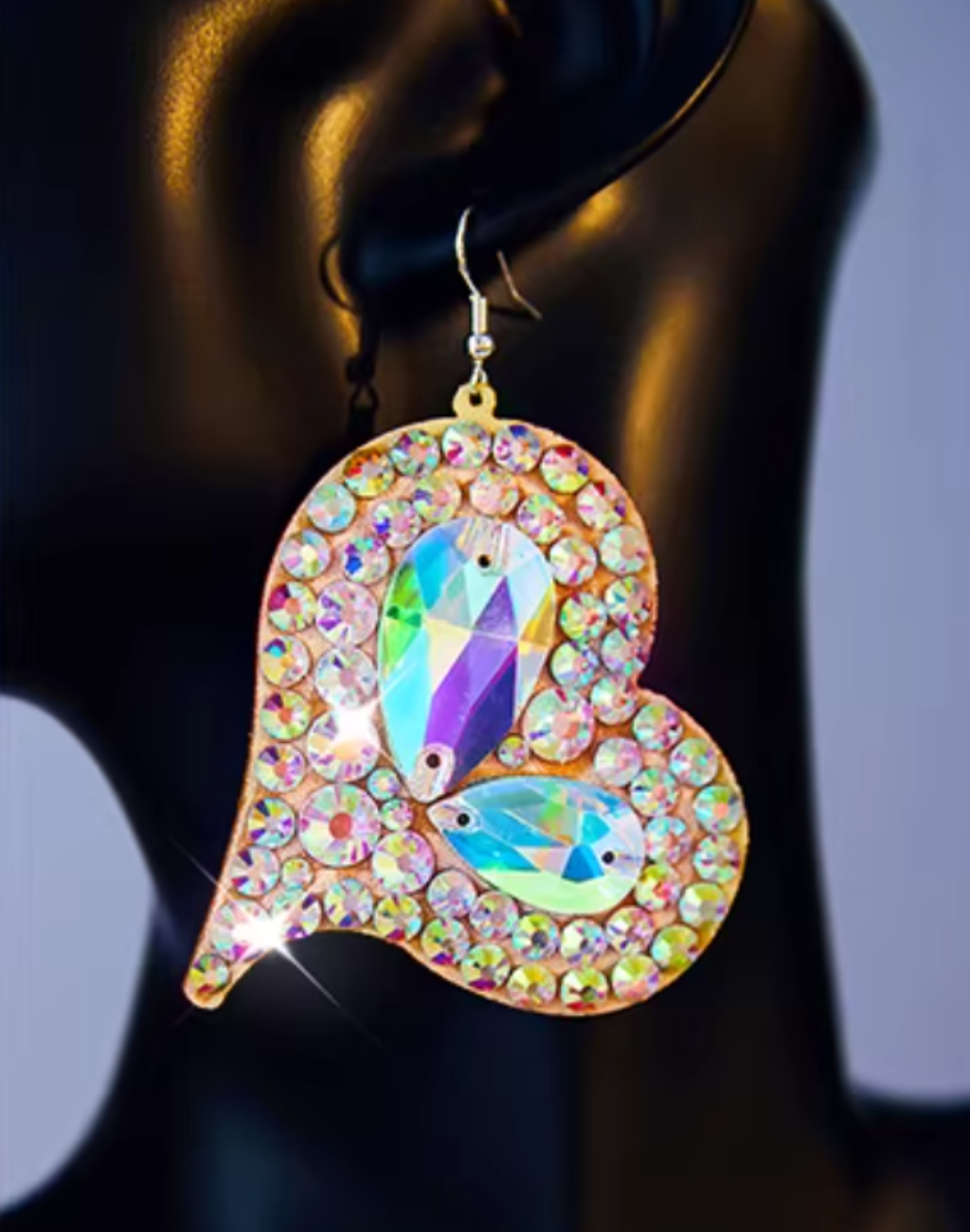 ハートモチーフのベリーダンスアクセサリーのピアス。衣装やレッスン着に合わせやすいきらめきのあるデザインを、ブラックトルソーで立体的に写した構図。