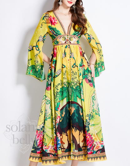 前開きデザインで全体の柄とシルエットが分かる、ベリーダンス衣装やレッスン着の上から羽織れるガラベーヤワンピース。イエローカラーのオリエンタル柄を正面から確認できる全身写真。