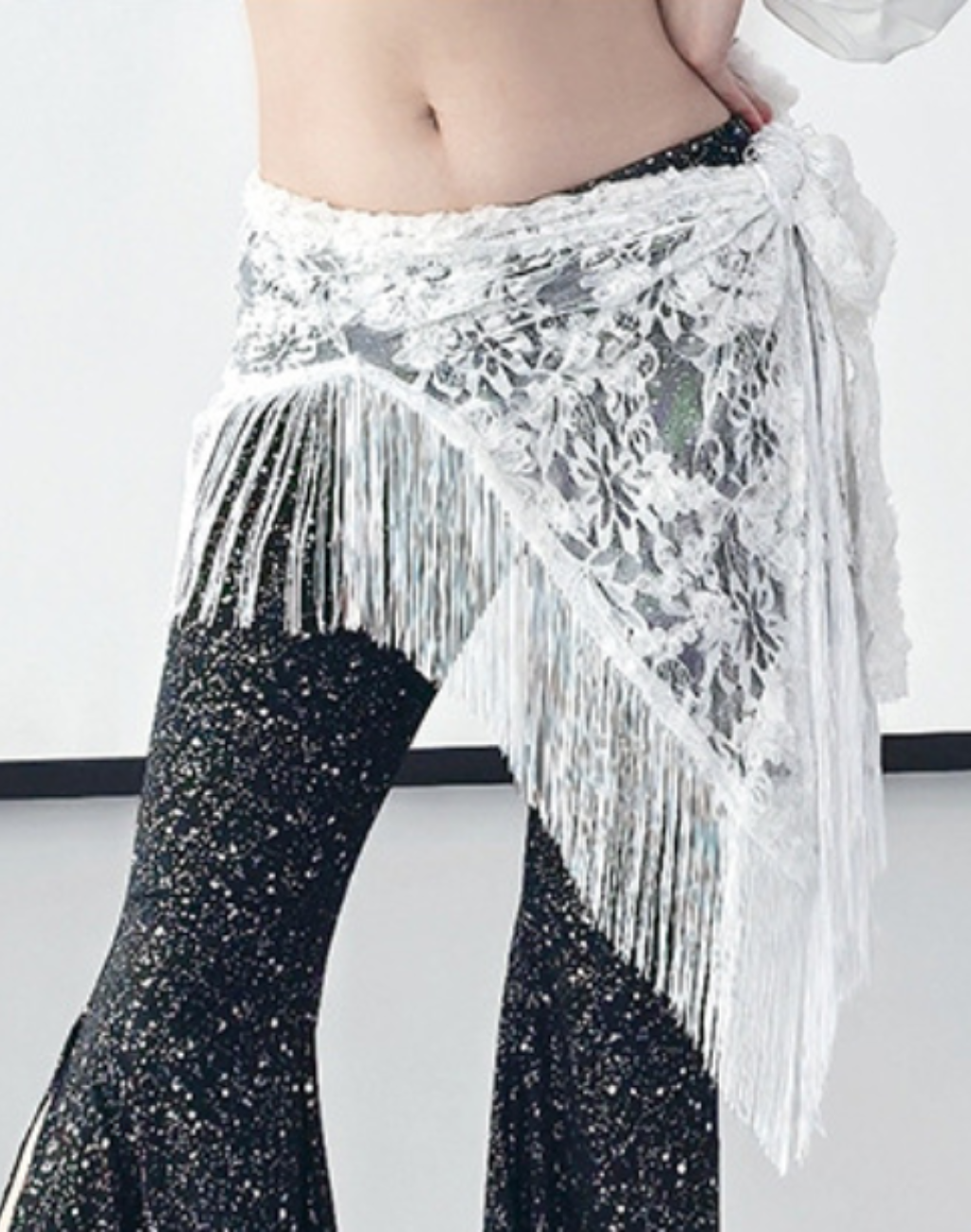 ベリーダンス衣装、レッスン着に合わせるヒップスカーフを腰に巻いてポーズをとっているベリーダンス初心者の女性