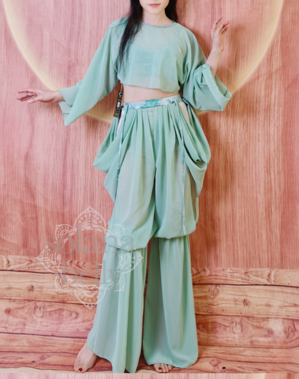 ベリーダンス衣装としても使えるレッスン着を着用しモデルがポーズをとっている構図。今季トレンドのワイドパンツタイプのデザインで初心者がチャレンジしやすい。