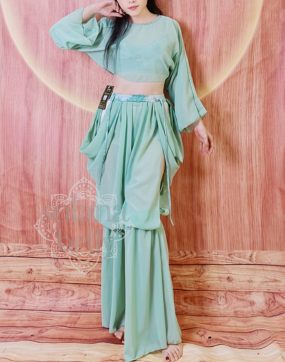 ミントグリーンが上品な印象を与えるワイドパンツセットアップ。ベリーダンス衣装としても使えるレッスン着を着用しモデルがポーズをとっている構図。