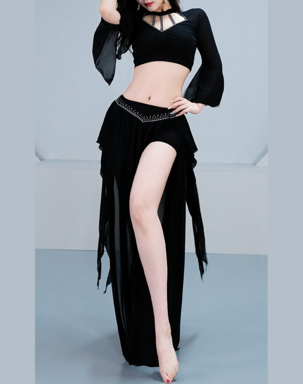 黒のビジュー付きトップスとスリット入りスカートを着用し、ベリーダンス衣装としても使えるレッスン着の全身正面ポーズが分かる写真
