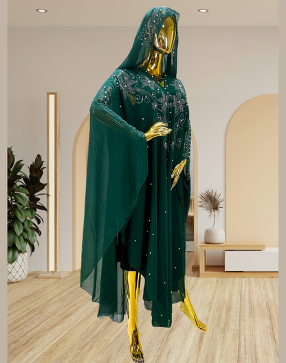 ガラベーヤを右向きに見せた写真。袖の広がりと刺繍が際立ち、ベリーダンスの衣装やレッスン着に重ねても動きを妨げないつくりが、発表会前の準備シーンを想起させる。