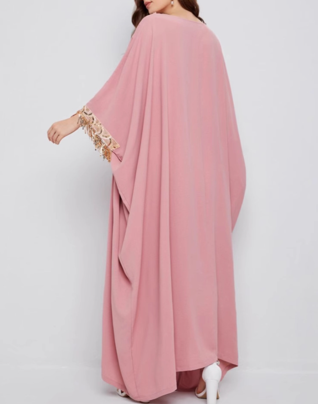 背面から見たベリーダンス衣装用ガラベーヤアバヤで、ピンクカラーの落ち感のある生地が美しく流れ、レッスン着の上から羽織っても安心感のある佇まい。