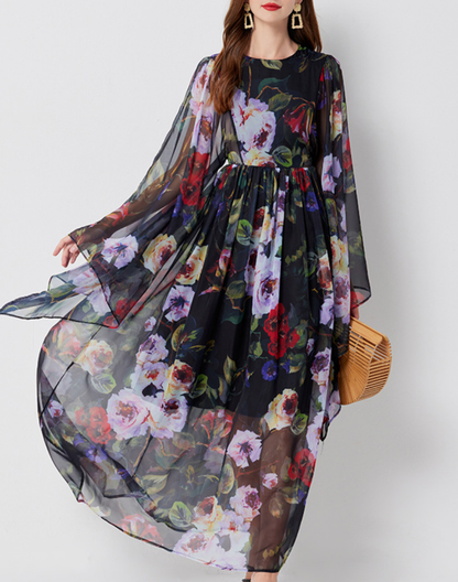 ガラベーヤワンピースの裾と袖が大きく広がるように両腕を広げたポーズ。
ベリーダンス衣装やレッスン着の上に羽織れる軽やかな生地が、動きに合わせて空気を含むように舞っている場面。