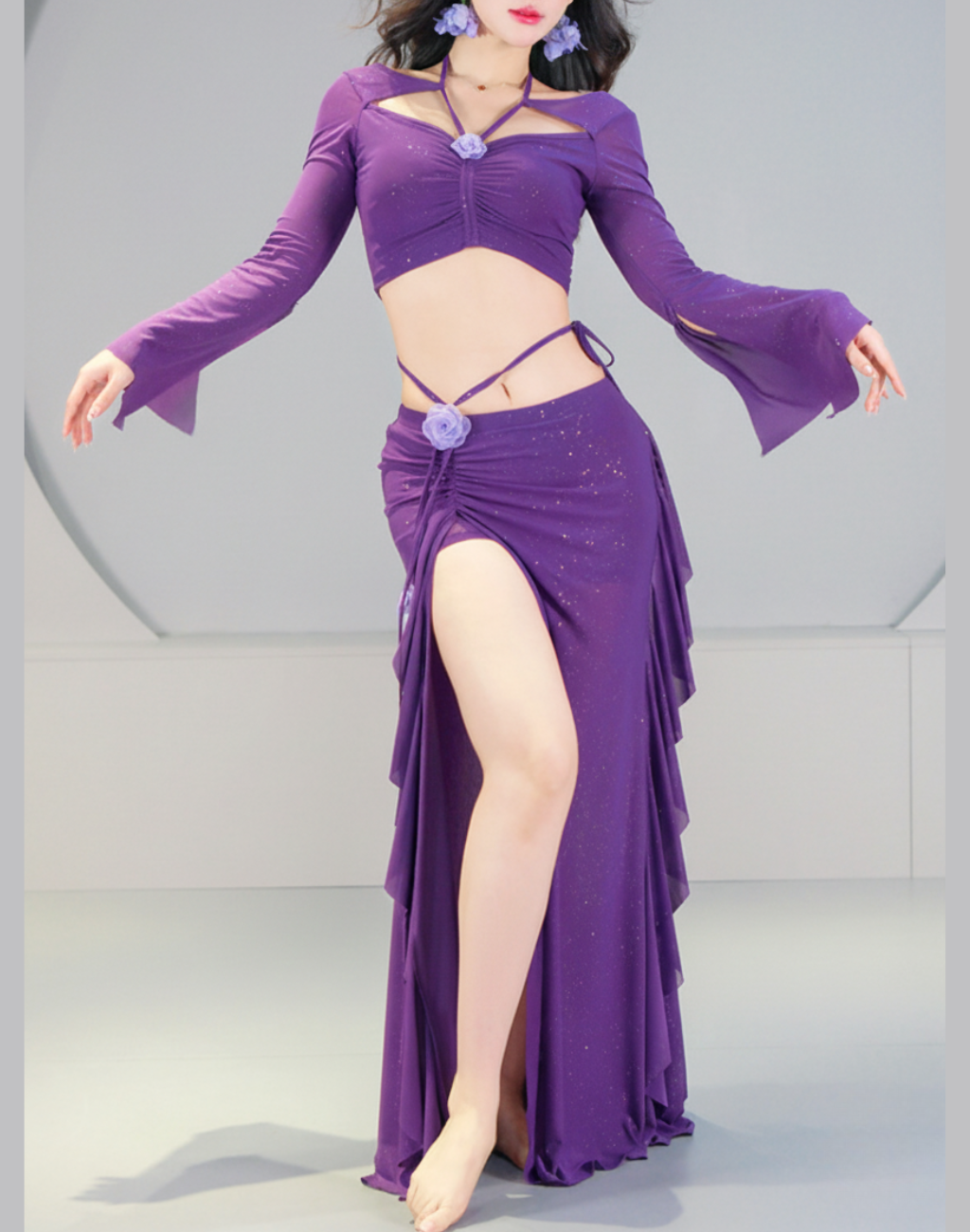 ベリーダンス レッスン着 衣装対応の2wayセットアップを初心者が着用し、トップスを短めにしてお腹を見せた状態で動きを確認している全身写真