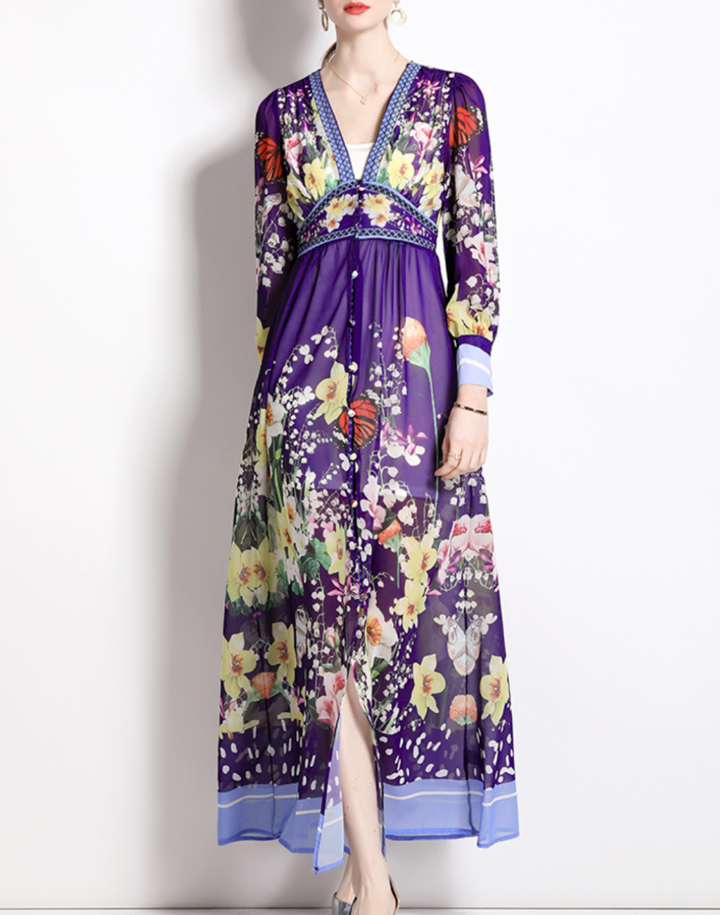 前開きタイプのガラベーヤワンピースを広げ、ベリーダンス衣装を見せるように立つ女性。ショーやイベントでの着替えがしやすい構造。