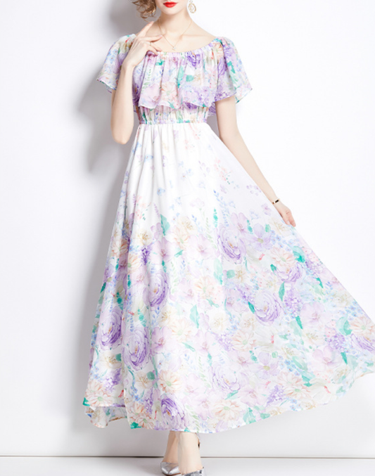 ベリーダンス衣装やレッスン着の上から羽織れるガラベーヤワンピースが軽やかに広がるシルエットを見せる全身スタイル