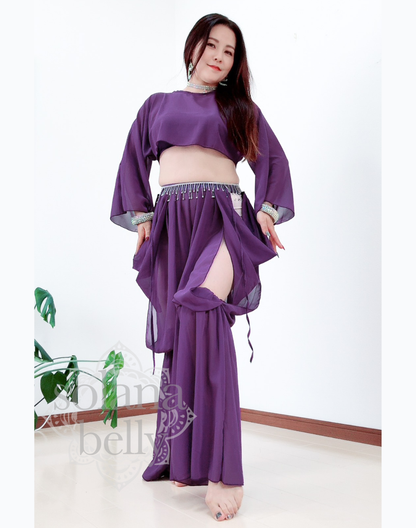 正面でポーズをとる女性。ベリーダンスのレッスン着として使える衣装で、パープルのワイドパンツが美しく揺れる。