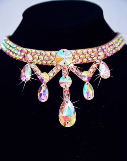 ベリーダンス衣装やレッスン着に合わせやすいビジューネックレスの単体写真で、首元に沿うデザインと輝きが衣装全体の完成度を高めるアクセサリー