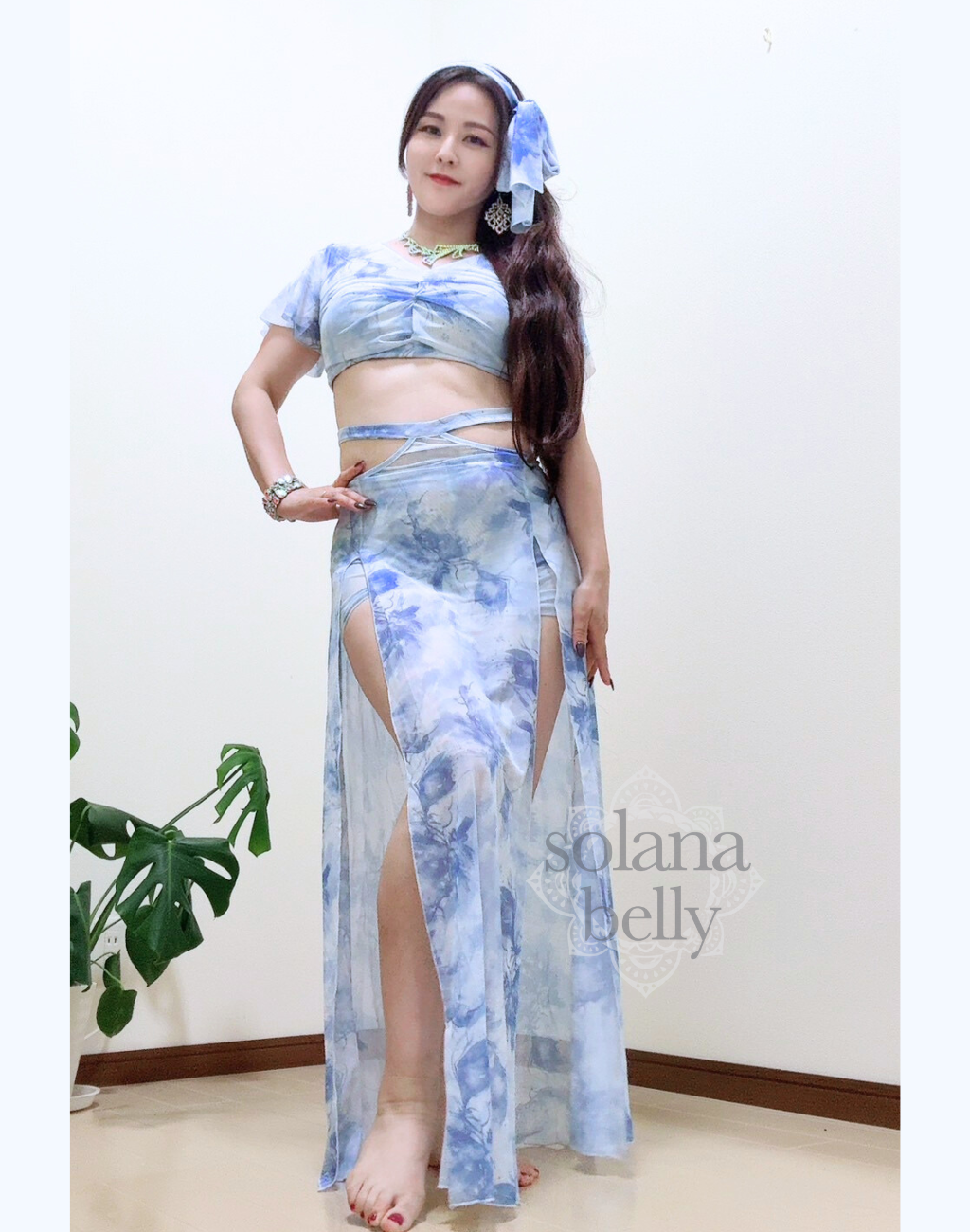 水彩ブルーが映える3点セットのベリーダンス レッスン着 衣装。ヘッドスカーフ付きで全身コーデが完成する華やかなデザイン。