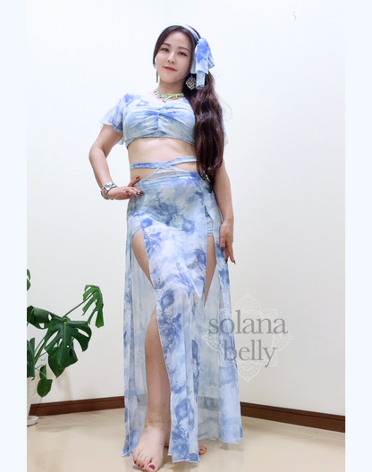 水彩ブルーが映える3点セットのベリーダンス レッスン着 衣装。ヘッドスカーフ付きで全身コーデが完成する華やかなデザイン。