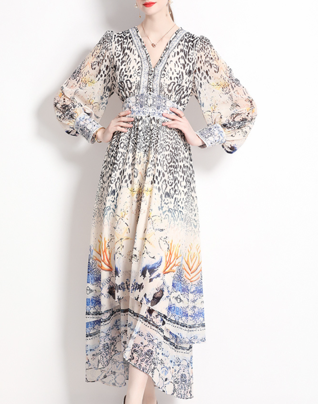 ベリーダンス衣装に重ねて着られるガラベーヤワンピースとして、ウエスト切り替えと前開き仕様が動きやすいレッスン着のコーディネート。