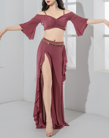 左腕を横に伸ばしたポーズで撮影した、パープルのベリーダンス衣装としても使えるレッスン着で、フリル付きワイドパンツの形が見える。