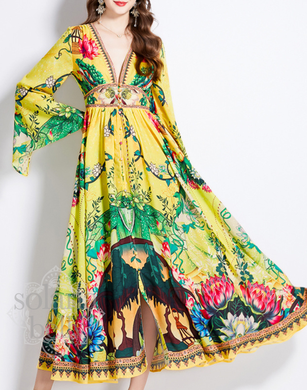 腕を広げたポーズで裾の広がりと生地量が分かる、ベリーダンス衣装・レッスン着の上に着用できるガラベーヤワンピース。動いたときのドレープを確認できるイエローカラー。