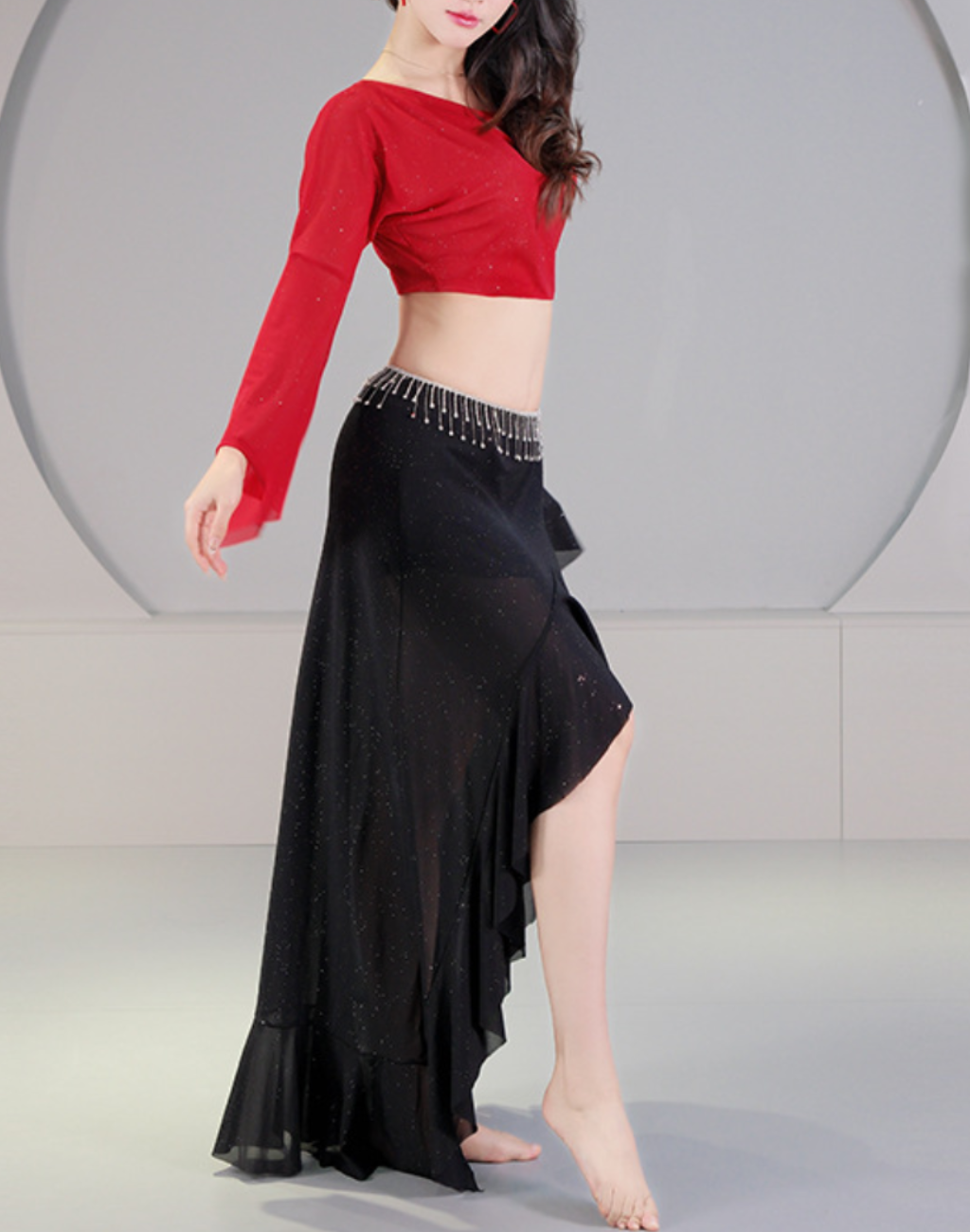 一歩踏み出す動作を捉えたベリーダンスのレッスン着。フィッシュテールの前後差により、初心者でも動きを意識しやすく、衣装としても使えるデザイン。