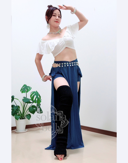 ベリーダンス レッスン着 衣装のホワイト×ブルーのセットアップを着用した女性。肩まわりを美しく見せる白トップスと、脚長効果のあるブルースカートの組み合わせ。初心者向けの安心デザイン。