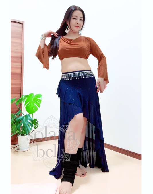 一歩踏み出した動作で撮影したベリーダンスのレッスン着。スカートの前後差が足の運びを確認しやすく、練習にも衣装にも使えるデザインが伝わる。