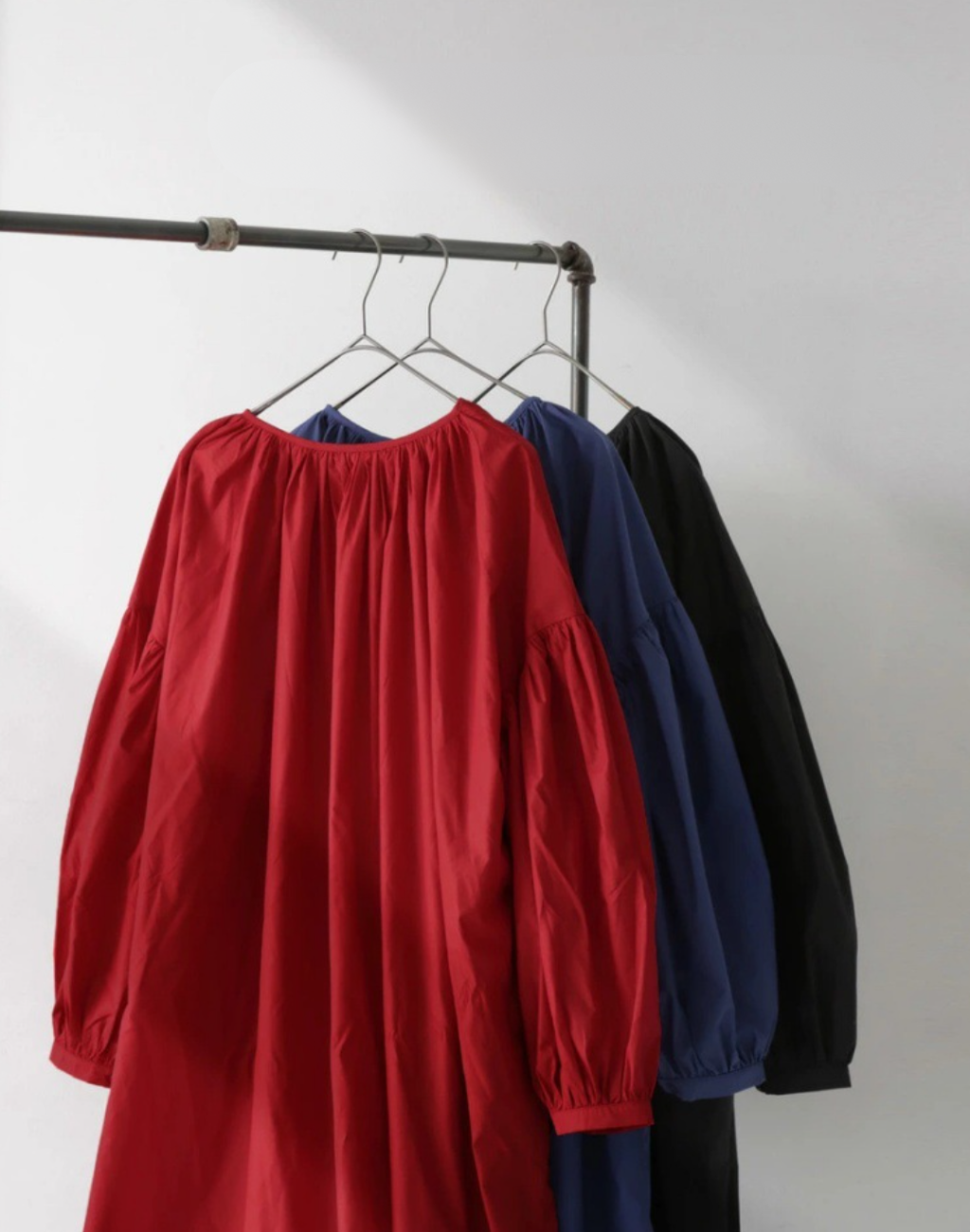 ガラベーヤワンピースのネックラインを調整する紐を結ぶ手元のアップで、ベリーダンス レッスン着の上から着ても動きやすい仕様が分かる写真。