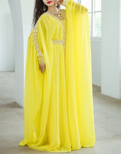 腕を下ろした自然な立ち姿で撮影されたベリーダンス衣装 ハリージドレス。ウエスト位置と前面の装飾ラインが分かりやすく、着用時のシルエットを確認できる。