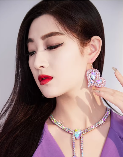 ネックレスと合わせて着用したハートデザインのベリーダンスアクセサリーのピアス。衣装やレッスン着と組み合わせた際の全体バランスが伝わる上半身構図。