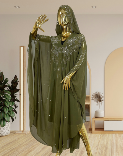 正面に立つマネキンが、ビジューが煌めくピスタチオのガラベーヤをまとった全身カット。ベリーダンス衣装の上に重ねてもラインが崩れにくく、控室で落ち着いて準備するシーンが想像できる構図。