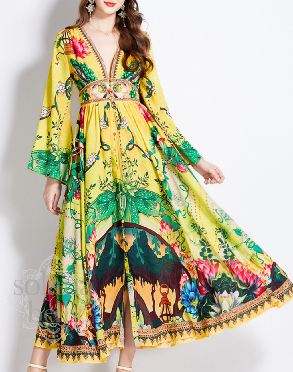 歩行時の揺れ感が伝わる構図で撮影されたガラベーヤワンピース。ベリーダンス衣装やレッスン着の上から羽織った際の動きと丈感が分かるイエローの全身カット。