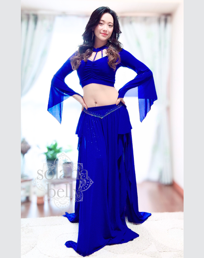 深みのあるブルーにビジューが輝くベリーダンス レッスン着 衣装、胸元を控えめに仕立てた上品なデザイン。モデルダンサーはベリーダンサーTasneem先生。
