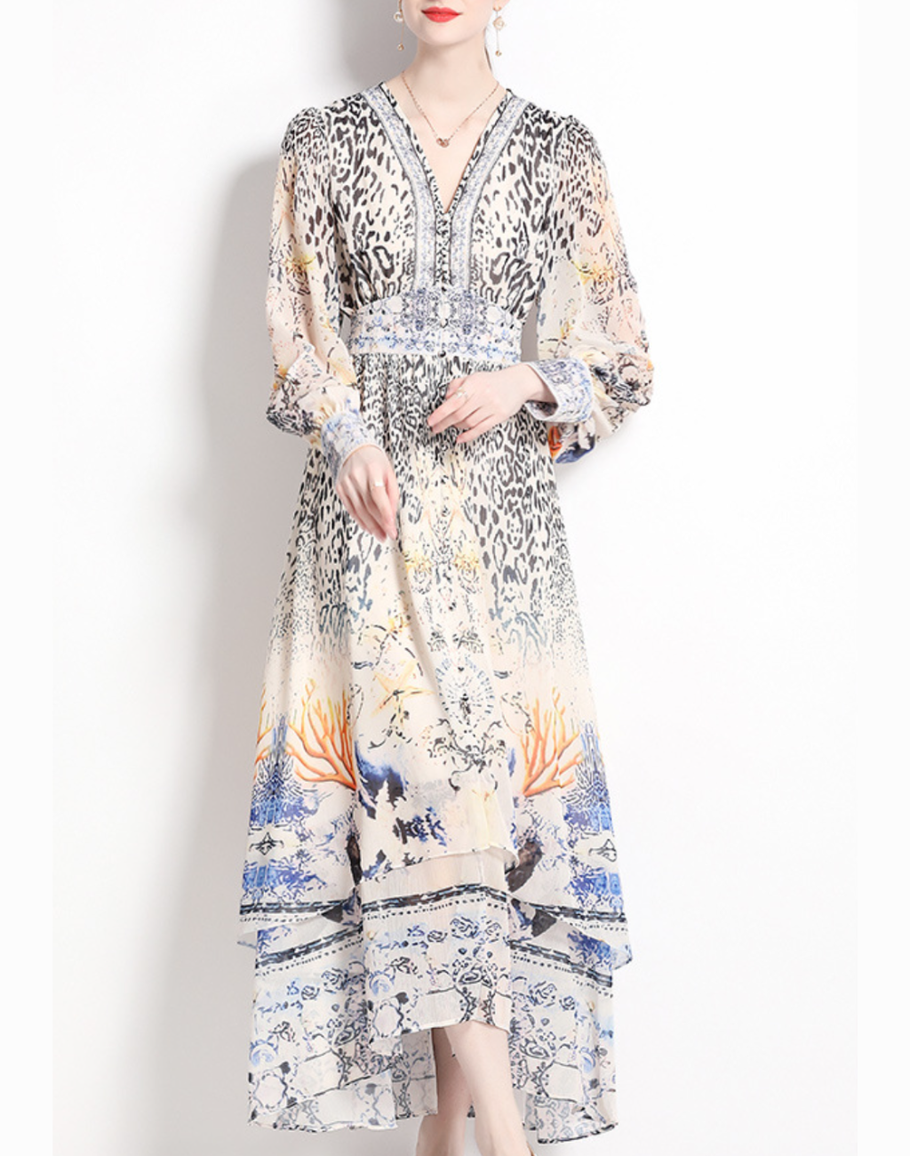 ベリーダンスのレッスン着や衣装の上に羽織れるガラベーヤワンピースを、歩いたときの裾の揺れが分かる正面ポーズで撮影した着用写真。