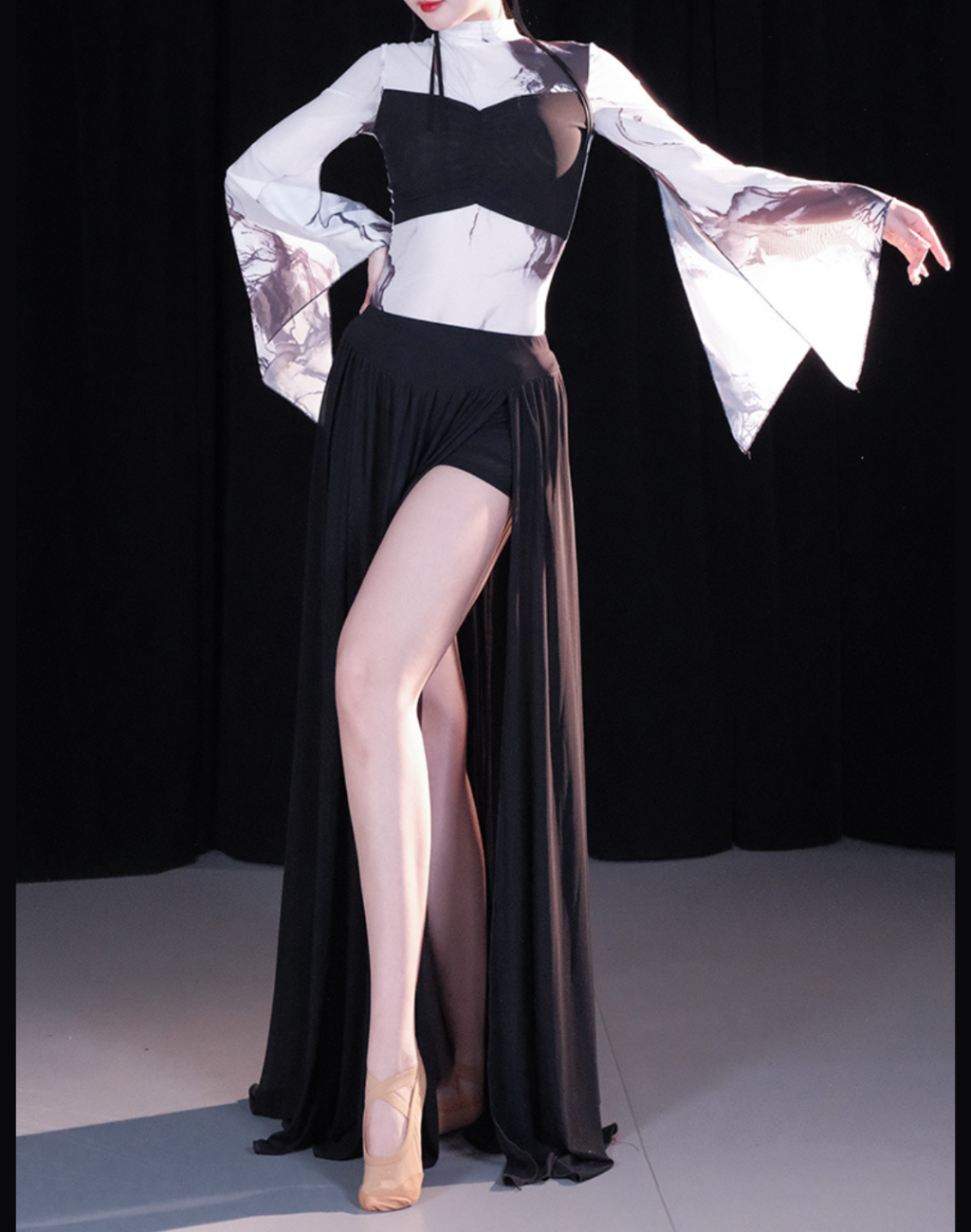 ベリーダンス衣装としても使えるレッスン着セットアップを着用し、スリットから脚の動きが見える正面写真。踊りの動きが分かりやすい構図。