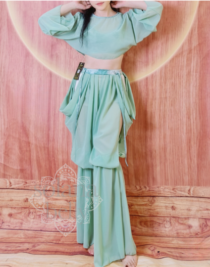 今季のトレンド、４点セットのお得なワイドパンツセットアップ。ベリーダンス衣装としても使える華やかさ。レッスン着を着用しモデルがポーズをとっている構図。