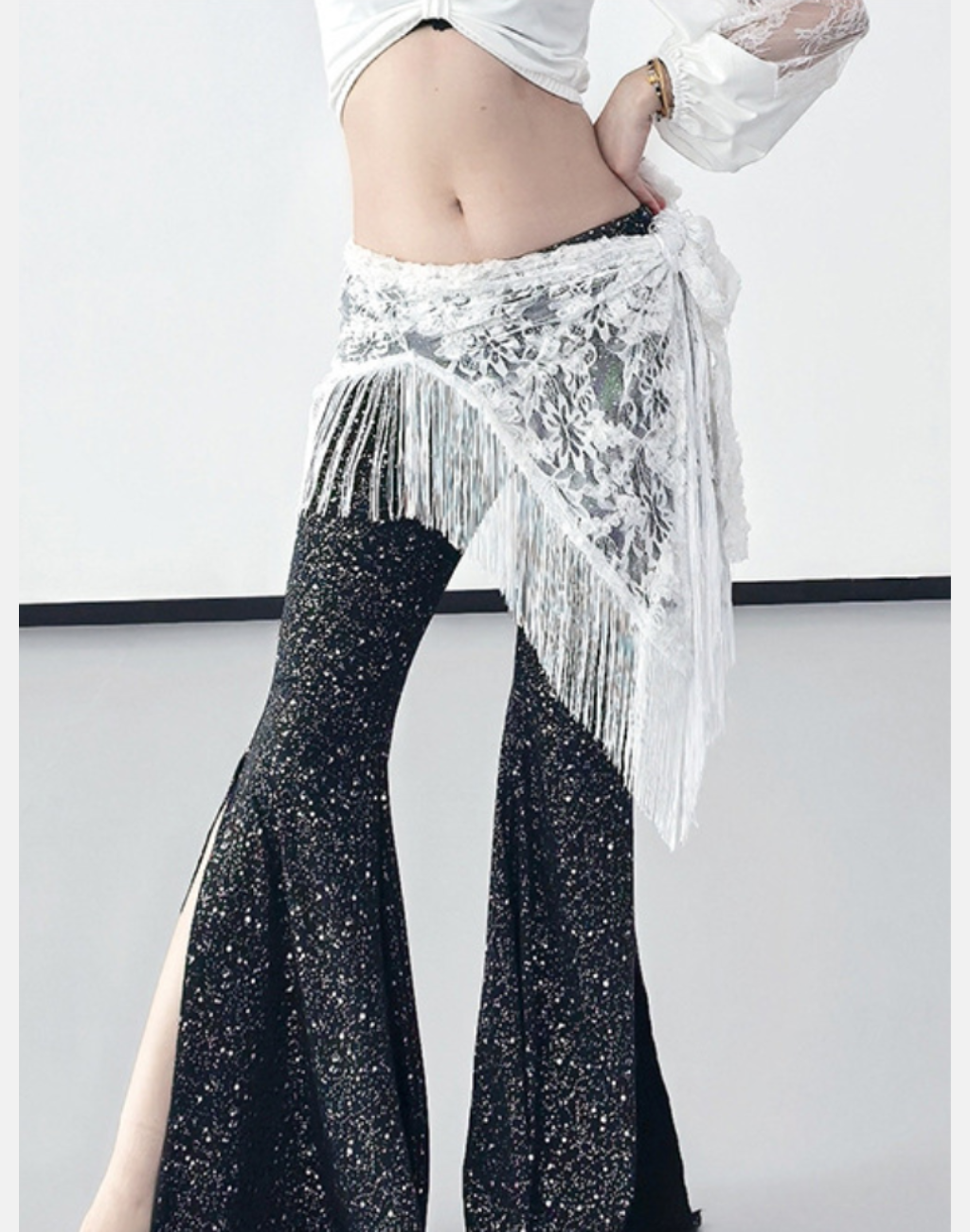 ベリーダンス衣装、レッスン着に合わせる白いフリンジヒップスカーフを腰に巻いてポーズをとっているベリーダンス初心者の女性