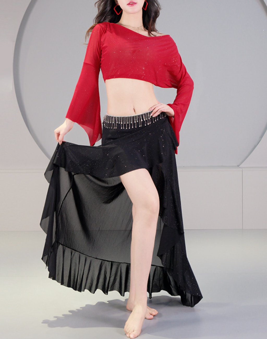 スカートのフリルが動きに合わせて揺れるベリーダンスのレッスン着。初心者でも動きの変化を感じやすく、衣装としても使える着用イメージ。