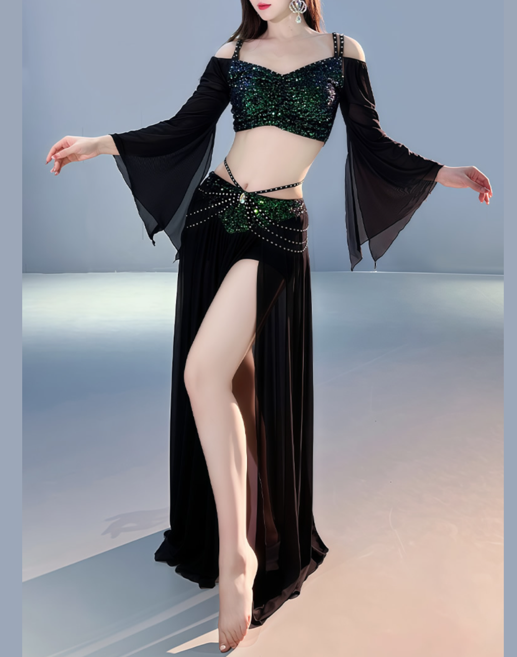 脚のラインとターン時のシルエットが際立つ、ベリーダンス衣装兼用レッスン着を着用したダイナミックなポーズ。