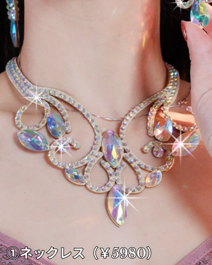 ステージ用のベリーダンス衣装に馴染むビジューアクセサリーとして、首元でオーロラ色のネックレスが光を受けて立体的に輝く様子を捉えた接写画像。