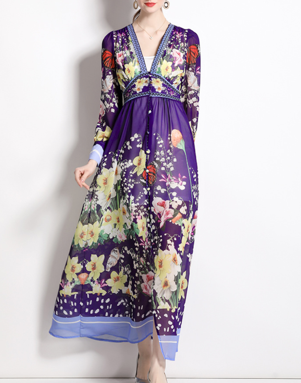 長袖のガラベーヤワンピースを羽織り、ベリーダンス衣装の上からシルエットを美しく見せる。マルチカラーの柄が舞台映えするデザイン。