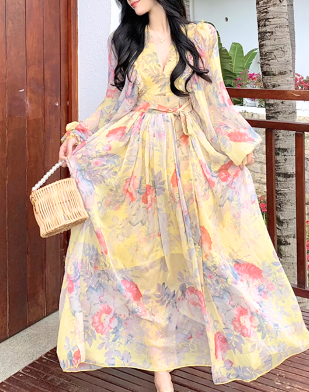 ベリーダンス衣装やレッスン着の上に重ねたガラベーヤワンピースを両手で広げ、イエローの透け感と柄の動きが伝わる前開きデザインを捉えた写真。