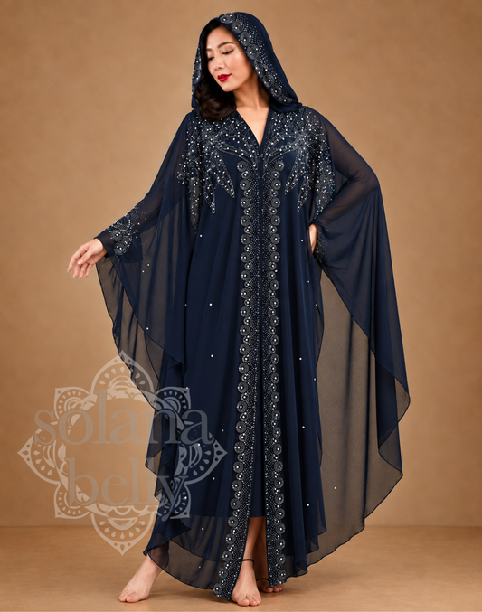 ベリーダンス衣装やレッスン着の上からネイビーの前開きガラベーヤ（アバヤ）を羽織ったモデル正面。フード付きで、袖から裾へゆったり広がるシルエット。