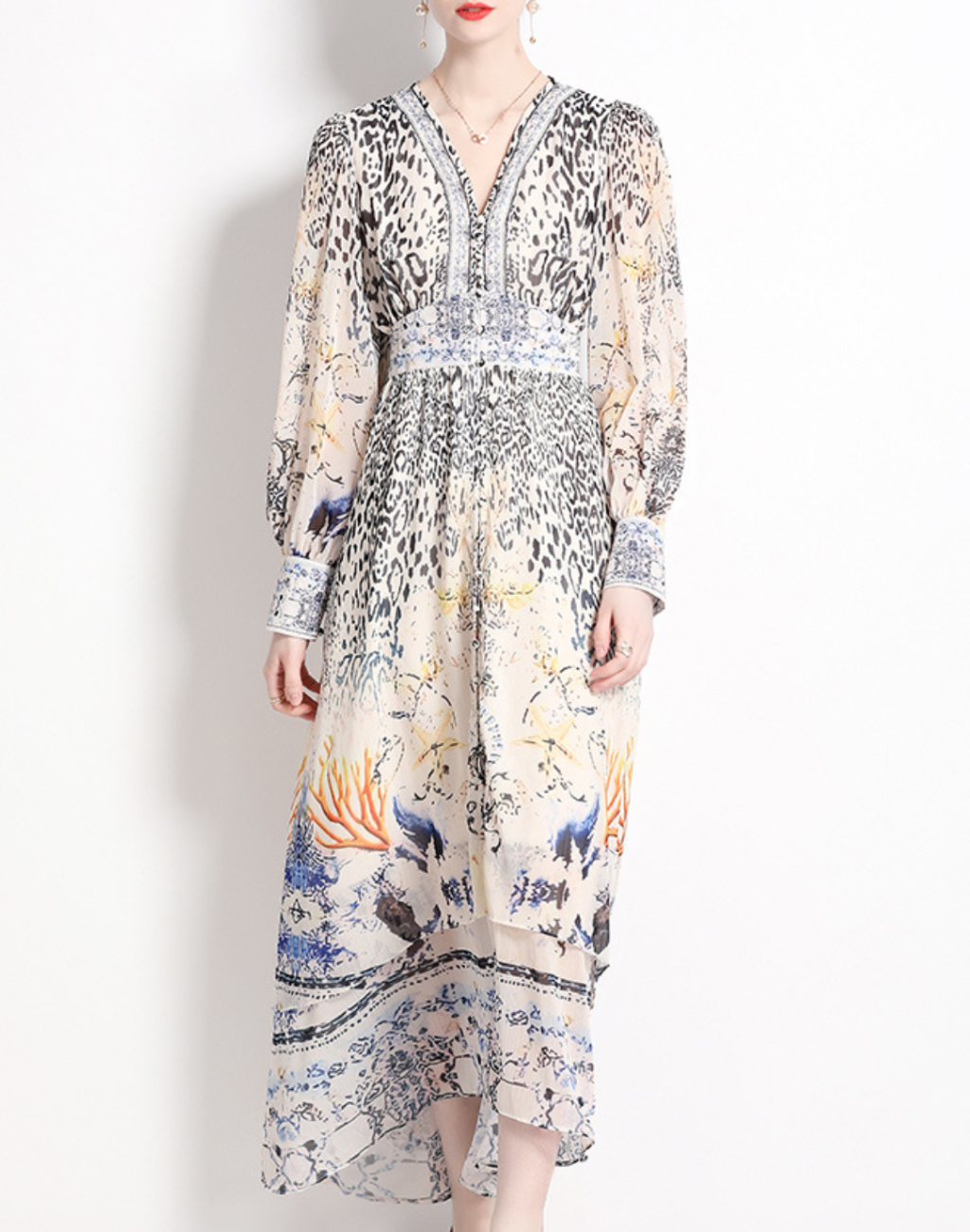 ベリーダンス衣装の上から自然に合わせられるガラベーヤワンピースで、前開きデザインと落ち感のあるシルエットが分かる全身正面カット。