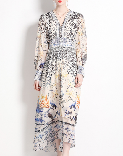 ベリーダンス衣装の上から自然に合わせられるガラベーヤワンピースで、前開きデザインと落ち感のあるシルエットが分かる全身正面カット。