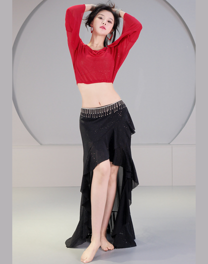 腕を広げたポーズで着用したベリーダンスのレッスン着。トップスの袖の広がりとスカートの揺れが分かり、初心者にも取り入れやすい衣装としての全身構図。