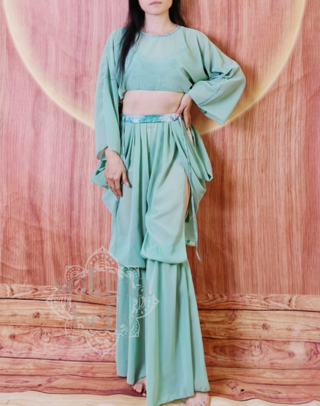 今季トレンドのワイドパンツタイプのベリーダンス衣装としても使えるレッスン着を着用しモデルがポーズをとっている構図。