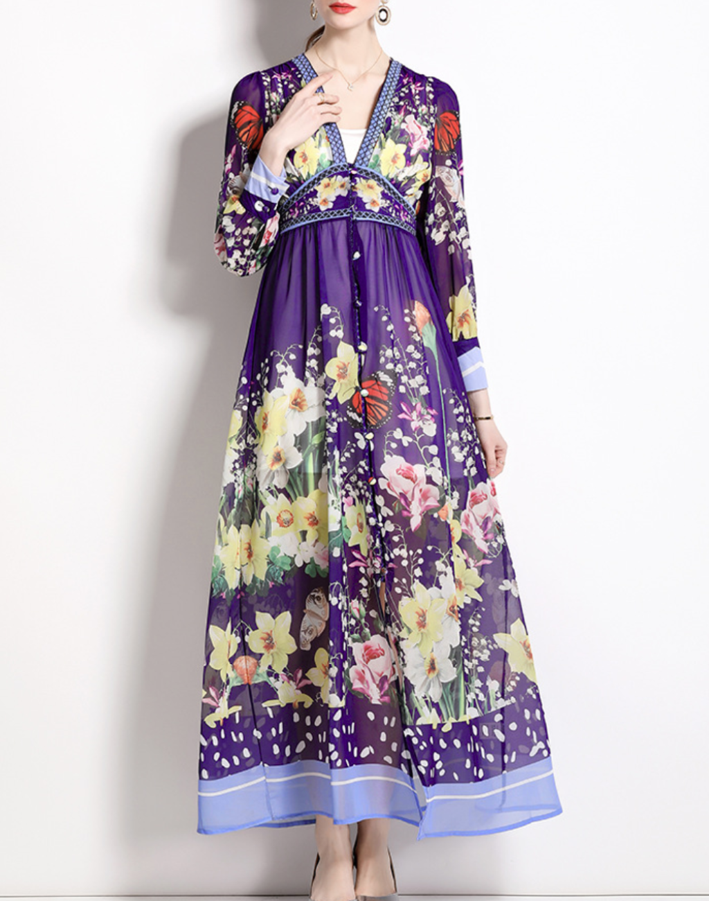 前開きタイプのガラベーヤワンピースを広げ、ベリーダンス衣装を見せるように立つ女性。ショーやイベントでの着替えがしやすい構造。