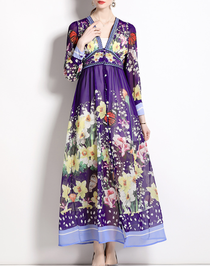 前開きタイプのガラベーヤワンピースを広げ、ベリーダンス衣装を見せるように立つ女性。ショーやイベントでの着替えがしやすい構造。