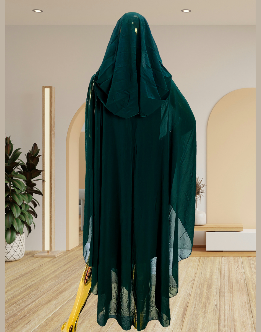 背面から撮影したガラベーヤ全体のシルエット。ベリーダンス衣装の上に重ねる際のゆったりとした動きが伝わり、移動中の上品な後ろ姿を描き出す写真。