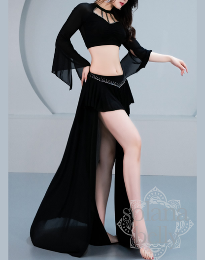 スリットから脚線が見えるブラックのセットアップを着用し、ベリーダンス衣装として踊ったときの動きやすさが分かるレッスン着の着用イメージ