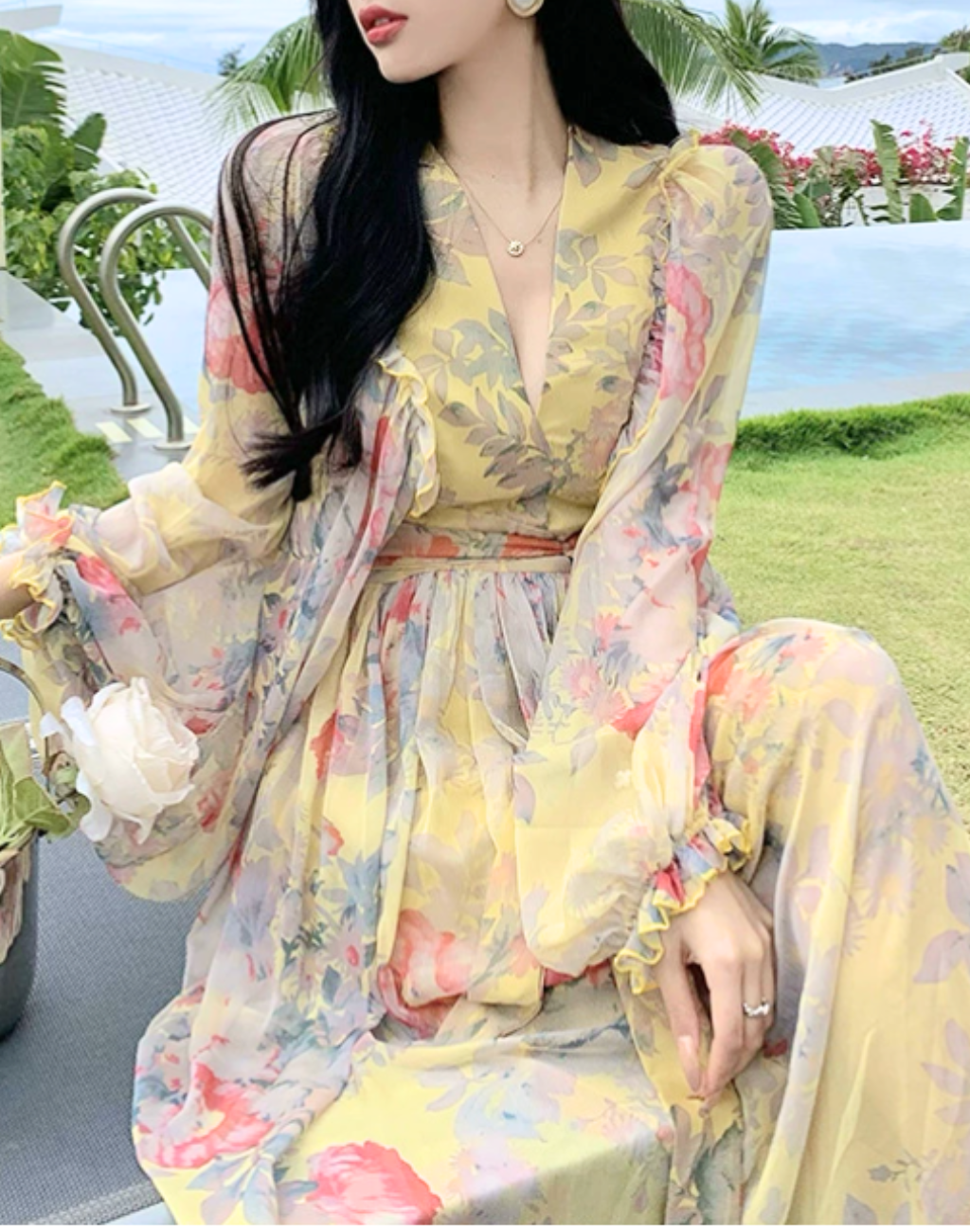 イエローのガラベーヤワンピースをベリーダンスの衣装・レッスン着の上から羽織り、歩行時に裾が揺れる様子と全体のドレープ感を写した屋外カット。