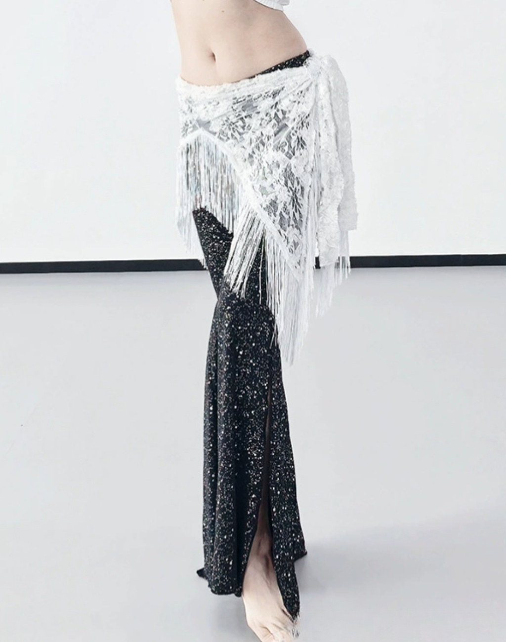 ベリーダンス衣装、レッスン着に合わせるヒップスカーフを腰に巻いてポーズをとっているベリーダンス初心者の女性