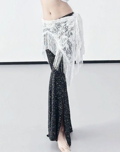 ベリーダンス衣装、レッスン着に合わせるヒップスカーフを腰に巻いてポーズをとっているベリーダンス初心者の女性